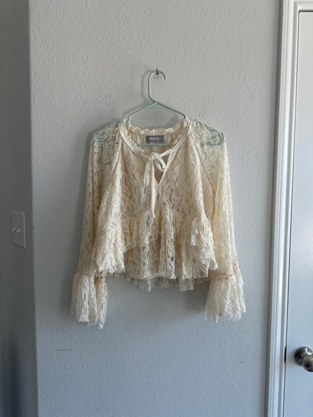 Blue B. Cream Floral Lace Tiered Ruffle Boho Bell Sleeve Blouse Size M - Picture 2 of 10